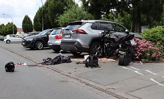 Das Motorrad verkeilt sich im Radkasten des geparkten SUV. - Polizei Paderborn