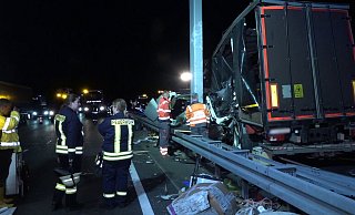 Rettungskräfte arbeiten bei Lauenau an einer Unfallstelle auf der A2. - dpa