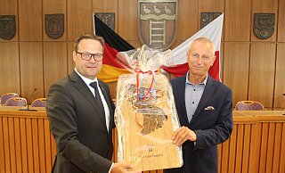 Stadtpräsident Ryszard Brejza und Bürgermeister Lars Bökenkröger tauschen Geschenke aus. - Ulf Hanke