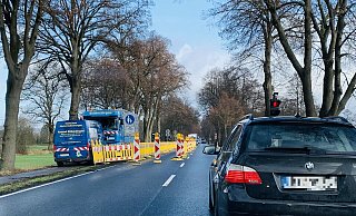 Die Baustellen-Ampel steht derzeit auf der B61 in Richtung Gütersloh, kurz vor dem Hof Strothlüke. - Lena Vanessa Niewald