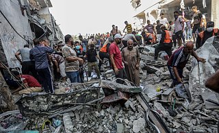 Palästinenser inspizieren die Trümmer nach einem israelischen Angriff auf die Stadt Rafah. - Abed Rahim Khatib/dpa