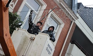 Josic (l.) Milenko und Mijo Klesic von der Firma Mothes Elektroanlagen hängen die Weihnachtsbeleuchtung auf. Foto: Jan-Henrik Gerdener - Jan-Henrik Gerdener
