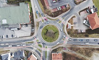 Der Bypass soll beide Abschnitte der Lübbecker Straße (rechts und oben) direkt miteinander verbinden. Dazwischen verläuft die Abfahrt zum Lidl-Parkplatz und zum Parkplatz der Bäckerei Hensel und des Sparkassenterminals. Beide Grundstücke wären davon betroffen. - Gerald Dunkel