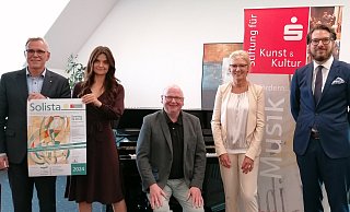 Stellen das Benefizkonzert "Solista 2024" vor: Markus Hannig (v. l., Rotary Club Lübbecke), Krystsina Chabrouskaya (SPK/Stiftung), Heinz-Hermann Grube (Begabtenförderung und Rotary Club Lübbecke), Bärbel Kloss (SPK/Stiftung) und Thomas Beuchel (SPK/Stiftung). - Sparkasse Minden-Lübbecke