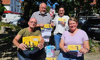 Freuen sich auf die nächste Runde „Leseförderung“ unter dem Motto „Achtung, Wolf!“: Bürgermeister Rüdiger Meier (v. l.), Hans-Gerd Busse, Annika Honermeier und Sarah Sudek. - Alexandra Stratmeier