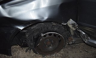 Das Polizeifoto zeigt das zerstörte Vorderrad des Unfallautos. Der Fahrer fuhr auf der Felge bis zu einem Hof in Halstern und verschwand. - Polizei Herford