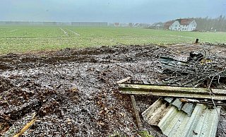 Die Interkomm GmbH der Städte Bielefeld, Herford, Bad Salzuflen hat die landwirtschaftlich genutzte Fläche gekauft. Hinten im Bild ist das Gewerbegebiet Hellfeld zu sehen. - Peter Unger