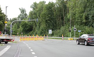 Aktuelle Baustellenregelung auf der Bundesstraße 7 an der Einfahrt zur Kasseler Straße in Warburg. - Dieter Scholz