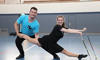Michel Mindak und Schwester Luca Milana betreiben beide das Twirling. Das ist das Tanzen mit den Störkern, auf die sich Luca Milana Mindak auf dem Bild stützt. - Lena Kley