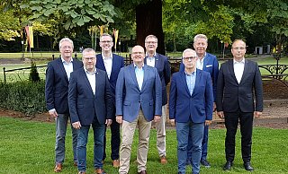 Vorfreude aufs Schützenfest (v.l.): Hauptleute Peter Disselnmeyer (Heide-Kompanie), Andreas Kneer (Königsträsser), Rendant Frank Langenhorst, Oberst Thomas Spieker, Oberstleutnant Bernd Zengerling, Hautpleute Rüdiger Uhle (Western), Jürgen Lutter (Kämper) und Hubert Salmen (Maspern). - Birger Berbüsse