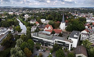 Auf dem Parkplatz hinter dem Rathaus, vorne im Bild, kam es zur Auseinandersetzung. - Gerald Dunkel