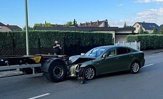 Mit Wucht prallte der Lexus gegen den geparkten Auflieger. Die Anwohner des Heideblümchenweges hatten es vorausgeahnt. - privat