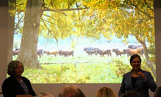 Vor dem Foto einer Wilden-Weide-Herde werben Margret Bunzel-Drüke (l.) und Tanja Busse für eine „naturnahe Nutzung“ der Weideflächen. - Josef Köhne