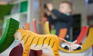 Die Elternbeiträge für Kindertageseinrichtungen sollen neu gestaffelt werden. Die Neuordnung soll der Stadtrat beschließen. - Bernd Thissen/dpa