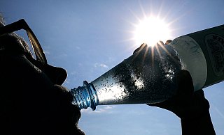 Einfacher, aber wirksamer Tipp der Mediziner: viel trinken - am besten Wasser. - dpa/Oliver Berg