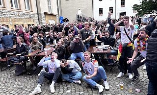 Hunderte Fans schauten das Spiel im Biergarten des Hofbräuhauses am Bielefelder Rathaus. - Barbara Franke