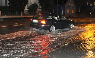 Problematisch wird Starkregen, wenn die Entwässerung überlastet ist - wie auf diesem Bild von 2010, als die Rathenaustraße auf einer Länge von 40 Metern komplett unter Wasser stand. - Archivfoto: Marc Köppelmann
