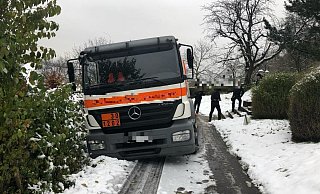 Seit etwa 12 Uhr steht der Tanklaster in Häverstedt am Jägerweg und kommt nicht weg. Eine größere Bergungsaktion wird in die Wege geleitet. - Polizei Minden-Lübbecke