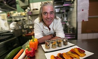 Costa Kuruklidis in seiner Weinbar 3a, die er für einige Jahre betrieb. - Andreas Zobe
