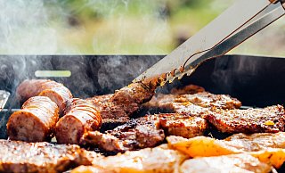 Ein stark rauchender Grill löst einen Feuerwehreinsatz aus. - Symbolbild: Pixabay