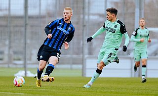 Kai Klefisch (l.), hier im Duell gegen 96-Akteur Enzo Leopold, hat beim 4:1 gegen Düsseldorf überzeugt und ist auch fürs nächste Spiel in der Startelf zu erwarten. - Besim Mazhiqi