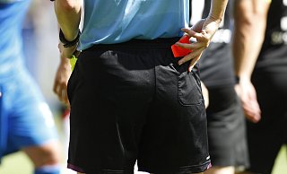 Bevor der Schiedsrichter zur Roten Karte greift, könnte demnächst erst eine Zeitstrafe erfolgen. - picture alliance / Mika