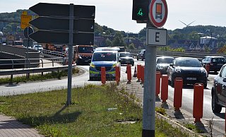 An der Portaner Weserbrücke sperrte zunächst die Polizei die Zufahrt. Der Verkehr wurde über die Portastraße nach Minden umgeleitet. - Maxiliam Hampel