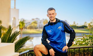Sebastian Klaas nimmt sich vor der ersten Trainingseinheit des Tages die Zeit für einen kleinen Fototermin auf der Terrasse des Teamhotels. - Besim Mazhiqi