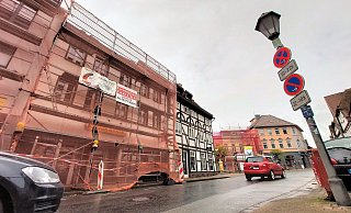 In Sichtweite: Das Haus an der Westerbachstraße (vorn) wurde an Weihnachten durch ein Feuer schwer beschädigt, die Stadtvilla im Hintergrund sechs Wochen zuvor. - David Schellenberg
