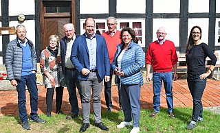 Jan Holze vom Vorstand der Stiftung für Engagement und Ehrenamt, hat auf Einladung der Bundestagsabgeordneten Kerstin Vieregge (CDU), den Heimathof besucht. In der zweiten Reihe stehen Albert Hüser, Inge Hoffmann, Rudi Strunk, Bernd Hoffmann, Helmut Depping und Büchereileiterin Kerstin Koppmann. - Gunter Held Jan Holze vom Vorstand der Stiftung für Engagement und Ehrenamt, hat auf Einladung der Bundestagsabgeordneten Kerstin Vieregge (CDU), den Heimathof besucht. In der zweiten Reihe stehen Albert Hüser, Inge Hoffmann, Rudi Strunk, Bernd Hoffmann, Helmut Depping und Büchereileiterin Kerstin Koppmann. - Gunter Held