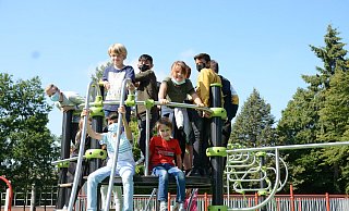 Die Fünftklässler spielten während der Eröffnungszeremonie auf dem neuen Klettergerüst. - Sven Hauhart