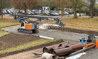 Rund um die Weserbrücke wird bereits schweres Gerät aufgefahren. - Ralf T. Mischer