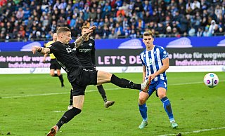 Felix Platte konnte sich im Hinspiel im Wildparkstadion zweimal in die Torschützenliste eintragen. Am Samstag wird der SCP-Stürmer fehlen. - IMAGO/Eibner