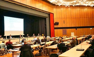 In der letzten Ratssitzung des Jahres 2021 verließ die SPD-Fraktion aus Protest den Sitzungssaal in der Lübbecker Stadthalle. - Michael Grundmeier