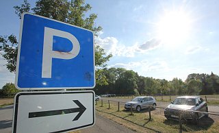 Noch weist ein großes Schild auf die nächste und einzige Parkmöglichkeit an der Aqua Magica hin. Geht es nach dem neuen Eigentümer, könnte sich das bald ändern. - Ulf Hanke