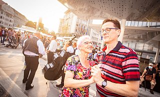 Hanne und Bernd Reimann bei einem Tänzchen auf dem Jahnplatz. - Mike-Dennis Müller / www.mdm.photo