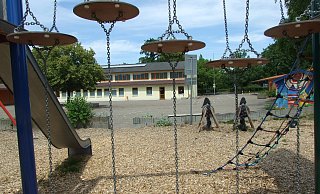 Die Grundchule Isenstedt mi Blick vom großen Spiel-und Erlebnisbereich auf den Schulhof und Teile der Gebäude. In den Ferien ist die Schule natürlich verwaist. - Karsten Schulz