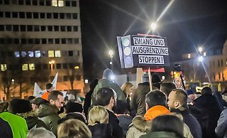 Rund 3.000 Menschen gehen am Freitag aus unterschiedlichsten Gründen gegen Corona und das Impfen auf die Straße. Ein Teil der Demonstranten widersetzt sich den Anordnungen, es kommt zu chaotischen Szenen in der Bielefelder Innenstadt. - Charlotte Mahncke