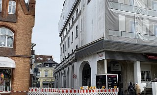 Nach dem letzten Steinschlag von Montag war die Paul-Baehr-Straße auf ganzer Breite abgesperrt, Fußgängern blieb nur der Gang unter den Kolonnaden. - Nicole Sielermann