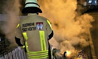 Die Feuerwehr am Samstagabend beim Einsatz. - FFW
