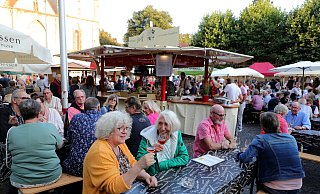 Das Weindorf auf dem Rathausplatz war der Hotspot des verkleinerten Stadtfestes 2021. - Frank-Michael Kiel-Steinkamp