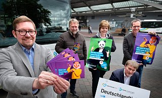 Marc Lehmann, (v.l., Leiter Service-Zentrum ZOB), Winfried Erichlandwehr (Geschäftsführer Teutoburger Wald Verkehr), Jutta Hanitzsch (Leiterin Verkehrsbetrieb, Stadtbus Gütersloh), Michael Hildebrandt (Leiter Tarif, Vertrieb und Marketing der OWL Verkehr GmbH) und Stefan Honerkamp (Geschäftsführer des Verkehrsverbundes OWL) werben für das Deutschlandticket. - Andreas Frücht