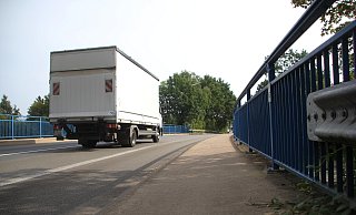 Dieser Lkw darf die Brücke an der Weseler Straße künftig noch passieren. Für Brummis, die schwerer als 16 Tonne sind, wird die Durchfahrt verboten. Sie werden durch das Stadtgebiet umgeleitet. - Florian Weyand