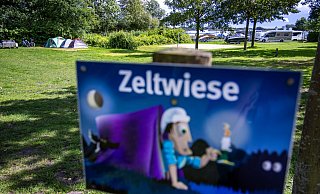 Ein Campingurlaub will gut vorbereitet sein. Schon der Wahl des Zeltplatzes spielt eine große Rolle. - picture alliance/dpa