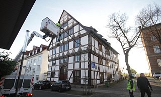 Die Weinachtsbeleuchtung Warburg wird installiert. - Dieter Scholz