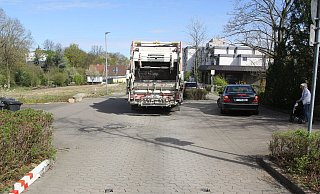 Freie Fahrt für die Müllabfuhr, aber nicht für einen Rettungswagen: Karfreitag musste ein Krankentransport aus Vlotho hier umdrehen, weil die Besatzung die festgeschweißten Pfosten nicht entfernen konnte. - Ulf Hanke
