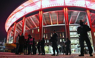 Fußballspiele – gerade auf internationaler Ebene – werden von einem großen Polizeiaufgebot begleitet. - Arne Dedert