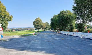 Die Fahrbahn der Bundesstraße 252 bei Steinheim ist schon fertig - viel früher als zunächst kalkuliert. - Straßen NRW