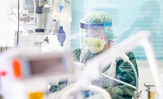In Bielefeld hat sich die Zahl der Covid-19-Patienten in den Kliniken innerhalb von zwei Tagen deutlich gesteigert. Menschen müssen wieder beatmet werden. - Verwendung weltweit