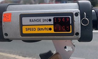 Mit einer solchen Laserpistole erfassten die Polizisten den Mercedes in 194,9 Metern Entfernung mit 105 km/h. - Polizei